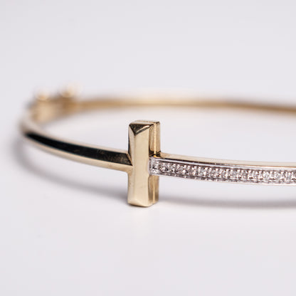 Felmeny T Bangle in Gold with Diamonds