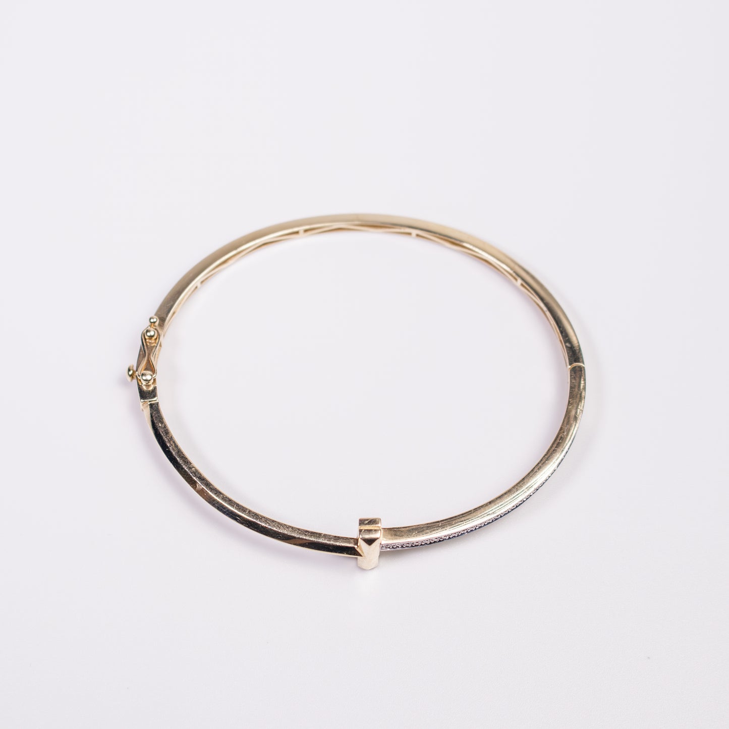 Felmeny T Bangle in Gold with Diamonds