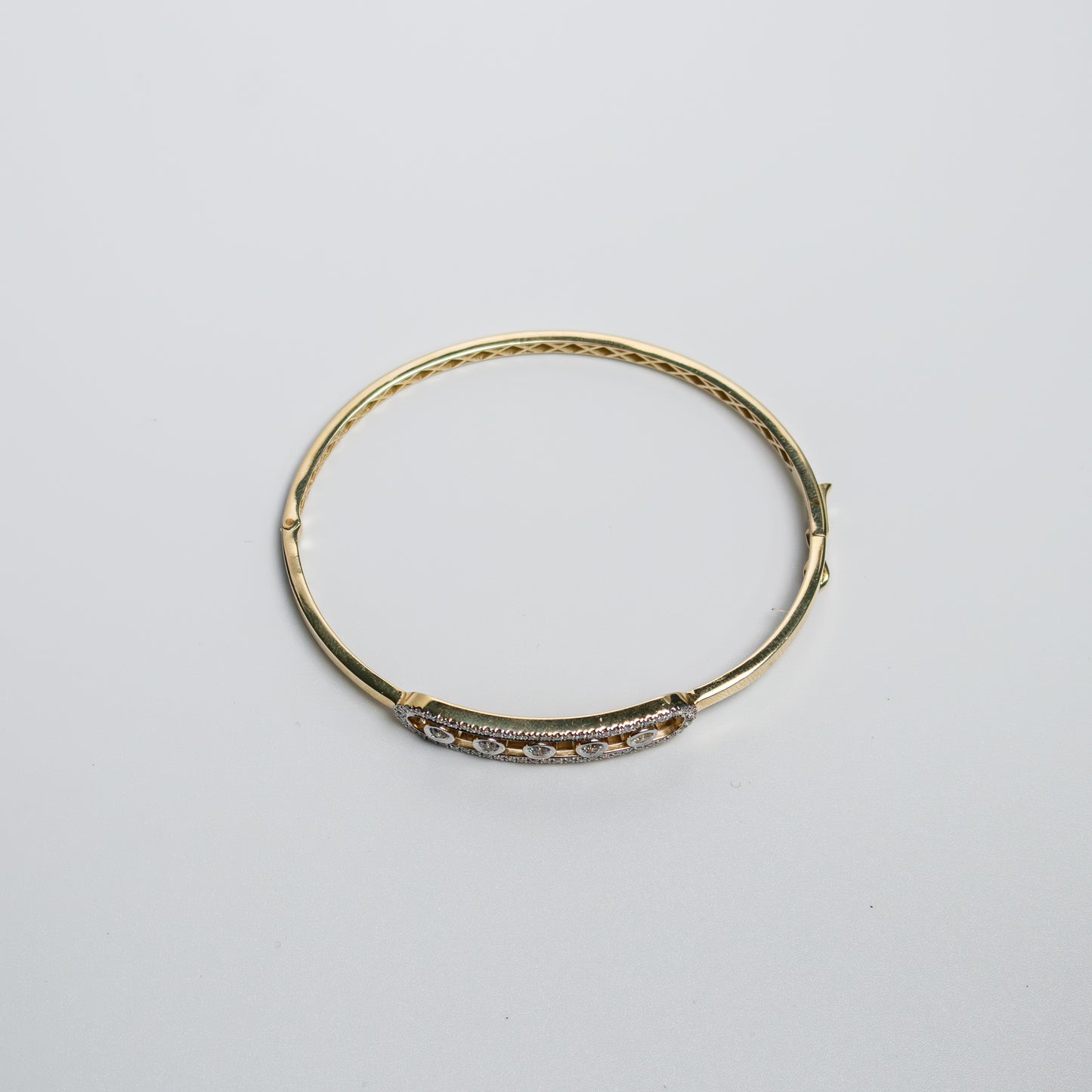 Felmeny V Move Bangle in Gold with Diamonds