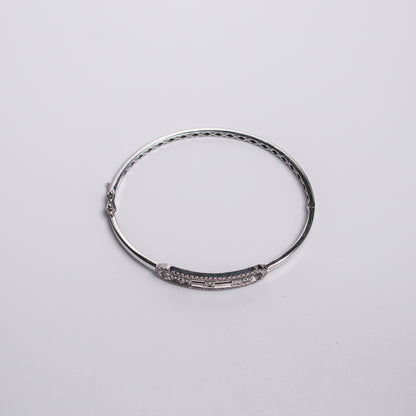 Felmeny V Move Bangle in White Gold with Diamonds