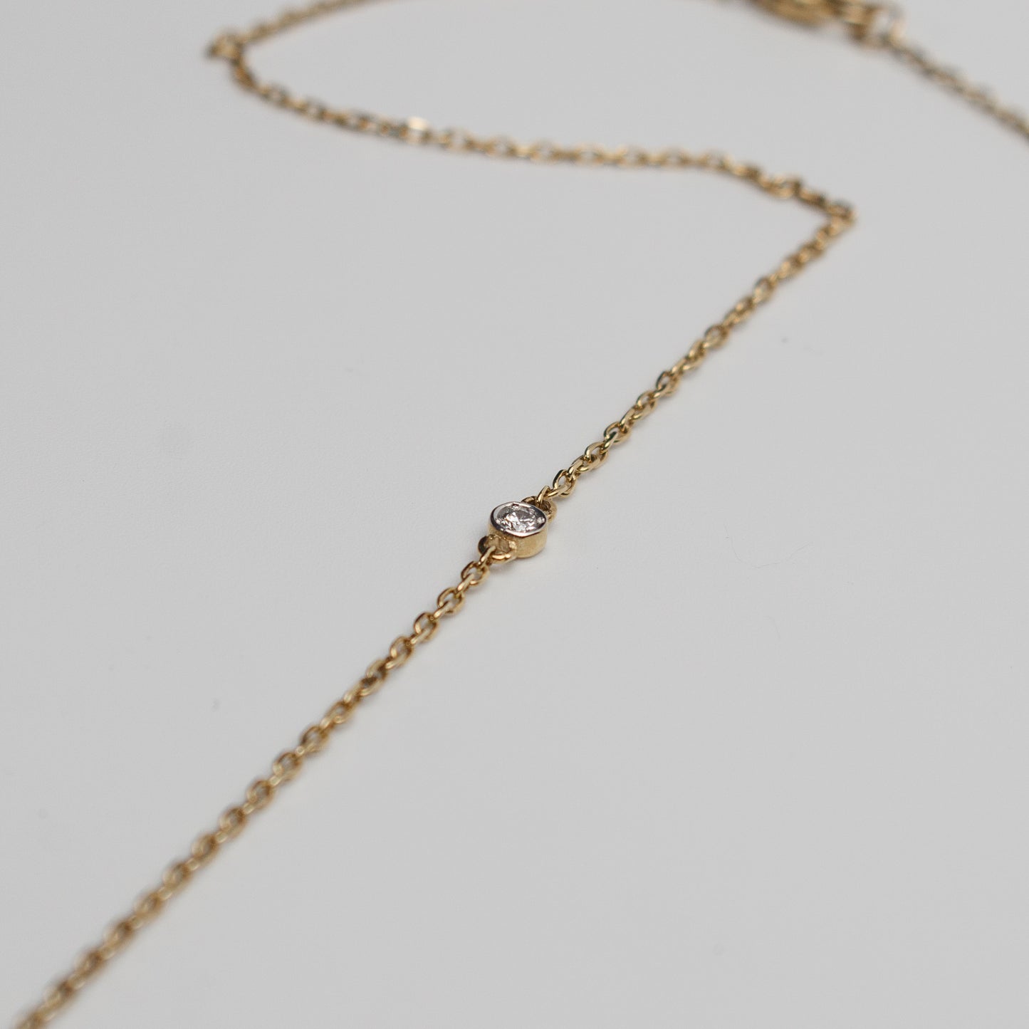 Felmeny V Move Necklace in Gold with Diamonds