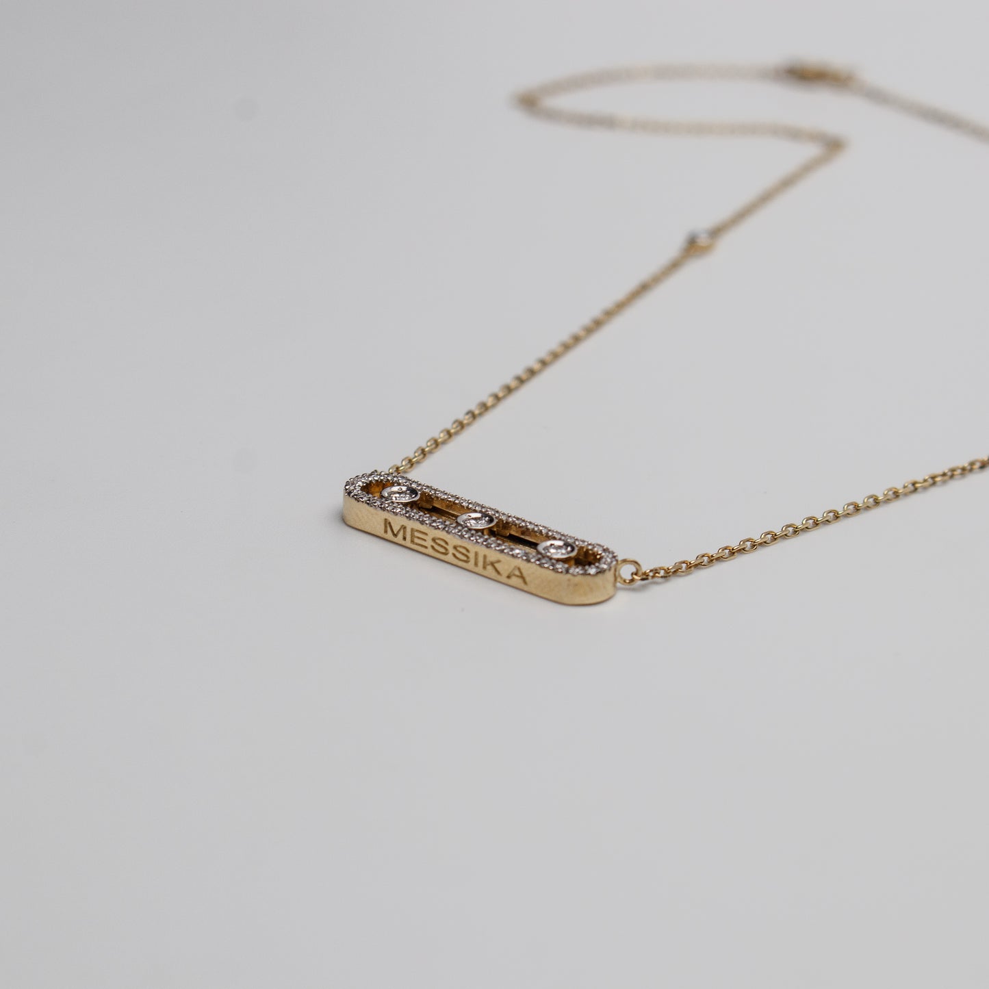 Felmeny V Move Necklace in Gold with Diamonds