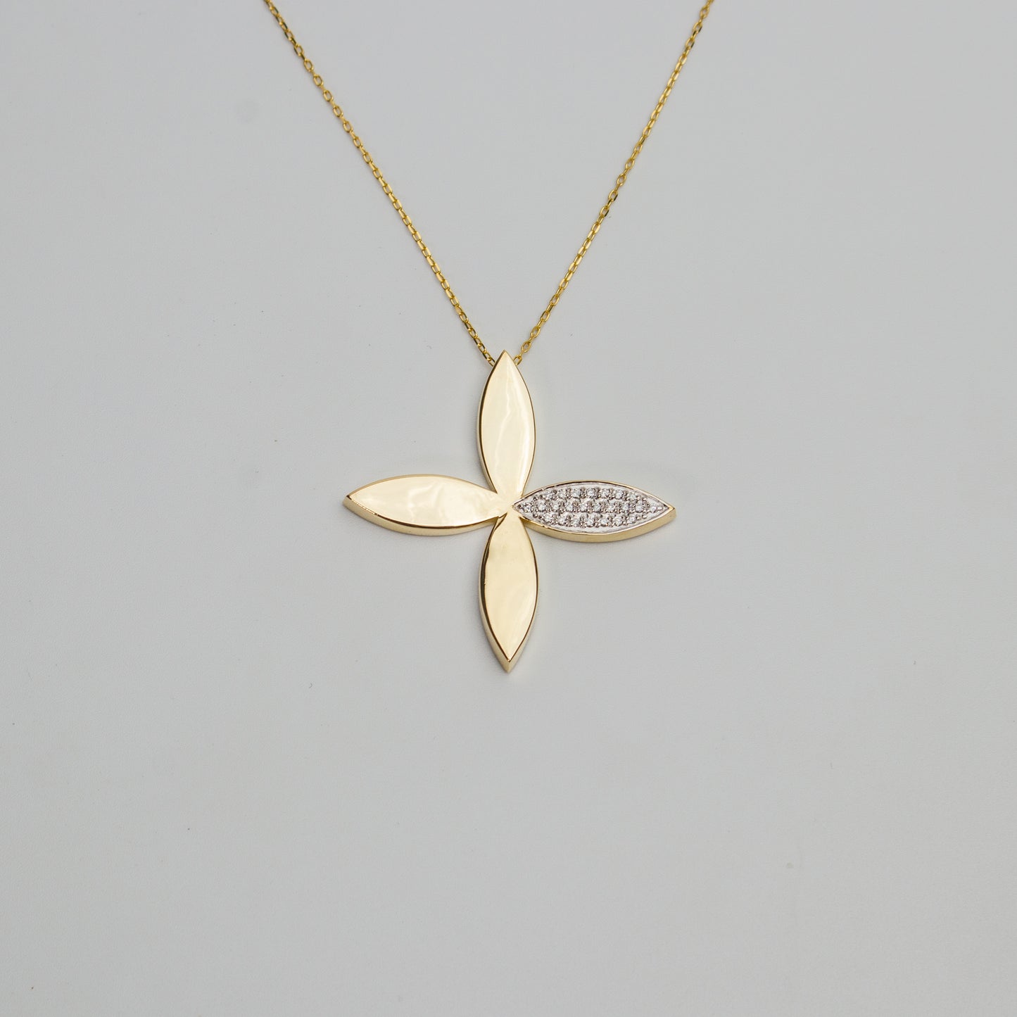 Felmeny Blossom Necklace in Gold with Diamonds