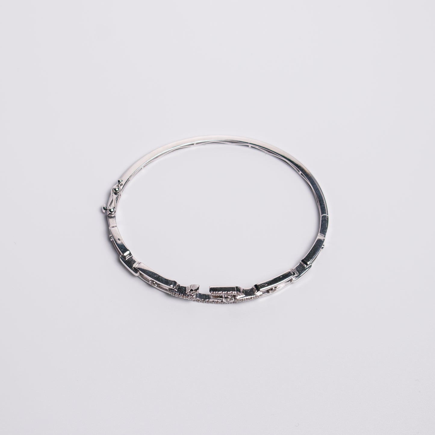 Felmeny Chain-Like Move Bangle in White Gold with Diamonds